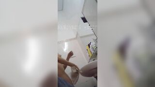 邪恶的房东浴室暗藏摄像头 偷拍白白嫩嫩打工妹洗澡