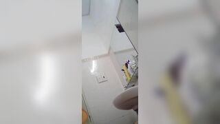 邪恶的房东浴室暗藏摄像头 偷拍白白嫩嫩打工妹洗澡