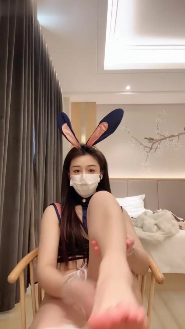 推荐 颜值嫩妹【女孩的诱惑】双女整活，完美一线天，大尺度掰逼展示，裸舞诱惑