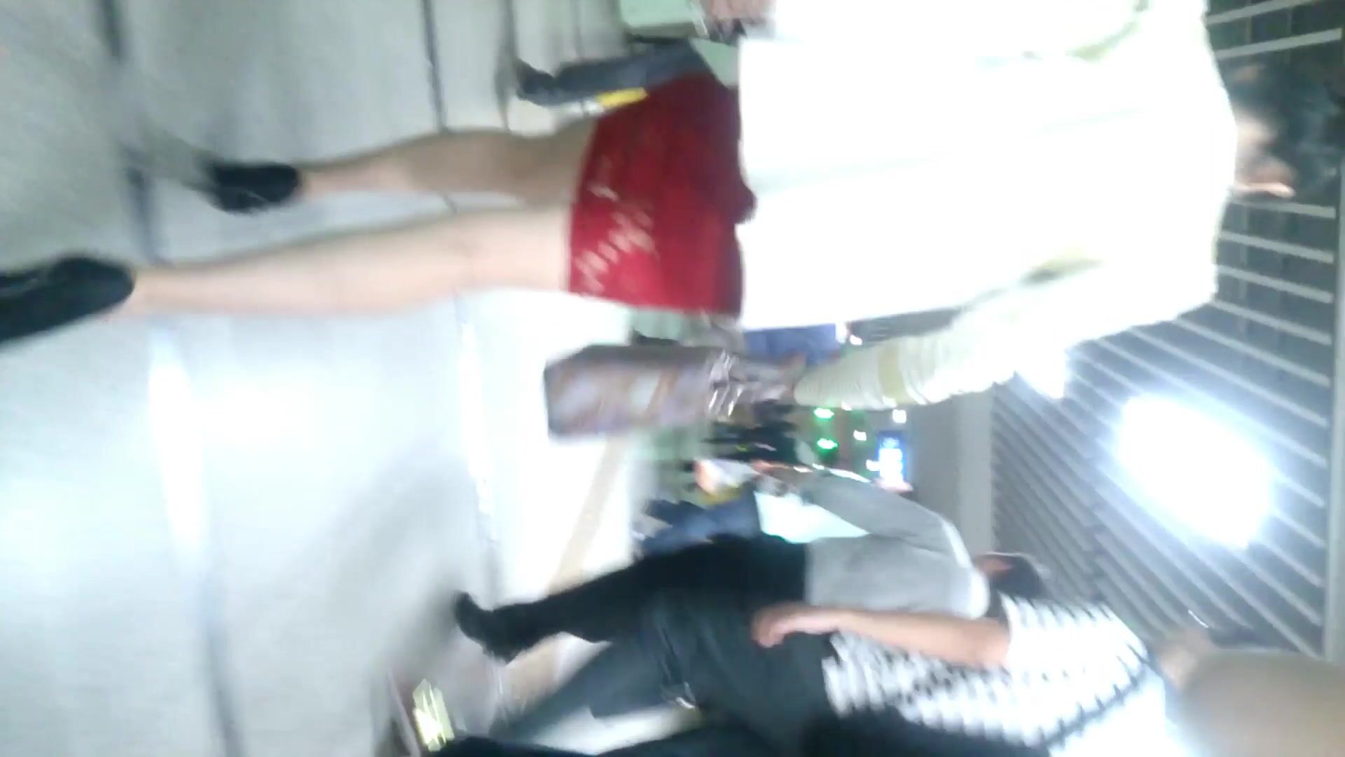 地铁站一路跟踪抄底极品高跟少妇 两腿夹的挺紧的疑似没穿内裤