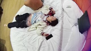 10-29流出酒店近视角偷拍 爱裸睡的极品白嫩骚妹子和男友两天多次做爱