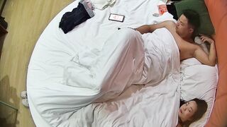 10-29流出酒店近视角偷拍 爱裸睡的白嫩骚妹子和男友两天多次做爱完整版6