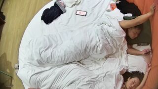 10-29流出酒店近视角偷拍 爱裸睡的白嫩骚妹子和男友两天多次做爱完整版6