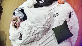 10-29流出酒店近视角偷拍 爱裸睡的白嫩骚妹子和男友两天多次做爱完整版.