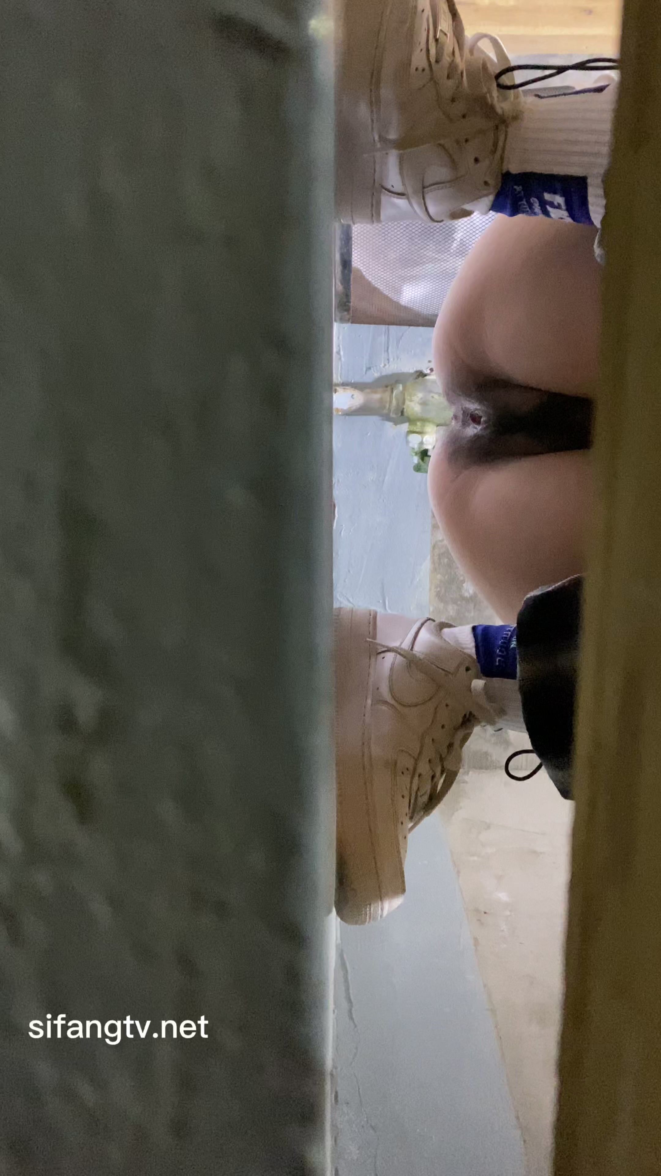 厕拍大神潜入商场女厕隔板缝4K实拍超多都市美眉方便，同步露脸照0
