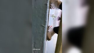 厕拍大神潜入商场女厕隔板缝4K实拍超多都市美眉方便，同步露脸照1