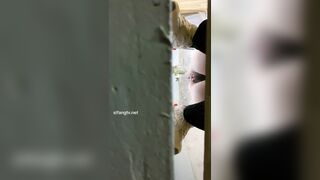 厕拍大神潜入商场女厕隔板缝4K实拍超多都市美眉方便，同步露脸照1
