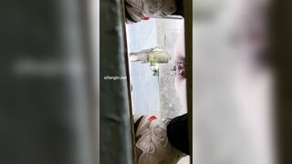 厕拍大神潜入商场女厕隔板缝4K实拍超多都市美眉方便，同步露脸照1