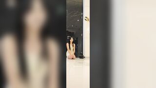 清纯小美女反差穿着性感包臀裙跪着拍照，黑色窄内