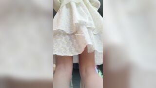 白色连衣裙清纯女大学生和同学逛街，蓝色窄内