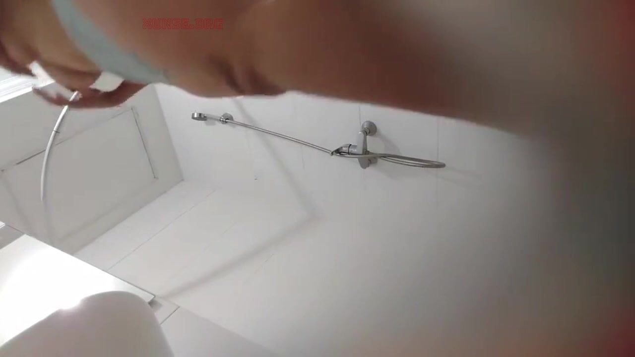 咸湿摄影师约模特拍宣传片 趁模特洗澡换衣服的空档搞偷拍 模特这身材挺丰腴啊 属于越看越好看型