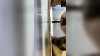 厕拍大神潜入写字间女厕隔板缝4K实拍多位办公妹子方便，同步露脸照