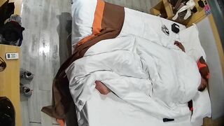 民宿酒店 11-23 中年夫妻都曾是社会人啊 纹身很明显 在被窝里含鸡巴 硬了就女上摇摆 最后内射了