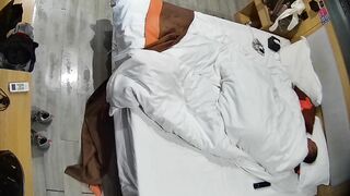 民宿酒店 11-23 中年夫妻都曾是社会人啊 纹身很明显 在被窝里含鸡巴 硬了就女上摇摆 最后内射了