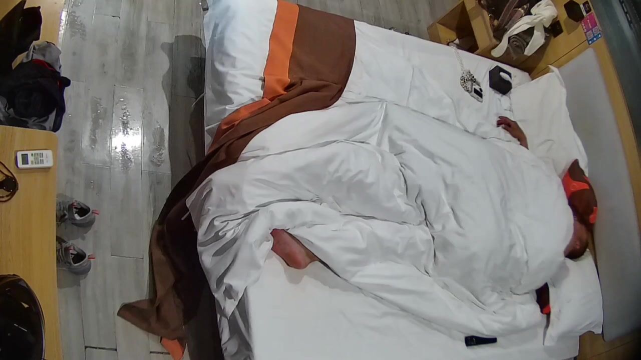 民宿酒店 11-23 中年夫妻都曾是社会人啊 纹身很明显 在被窝里含鸡巴 硬了就女上摇摆 最后内射了