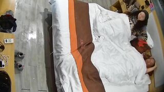 民宿酒店 11-23 中年夫妻都曾是社会人啊 纹身很明显 在被窝里含鸡巴 硬了就女上摇摆 最后内射了0