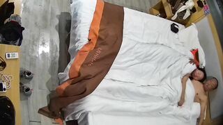 民宿酒店 11-23 中年夫妻都曾是社会人啊 纹身很明显 在被窝里含鸡巴 硬了就女上摇摆 最后内射了0