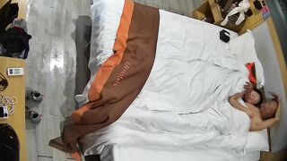 民宿酒店 11-23 中年夫妻都曾是社会人啊 纹身很明显 在被窝里含鸡巴 硬了就女上摇摆 最后内射了0