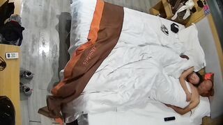 民宿酒店 11-23 中年夫妻都曾是社会人啊 纹身很明显 在被窝里含鸡巴 硬了就女上摇摆 最后内射了0