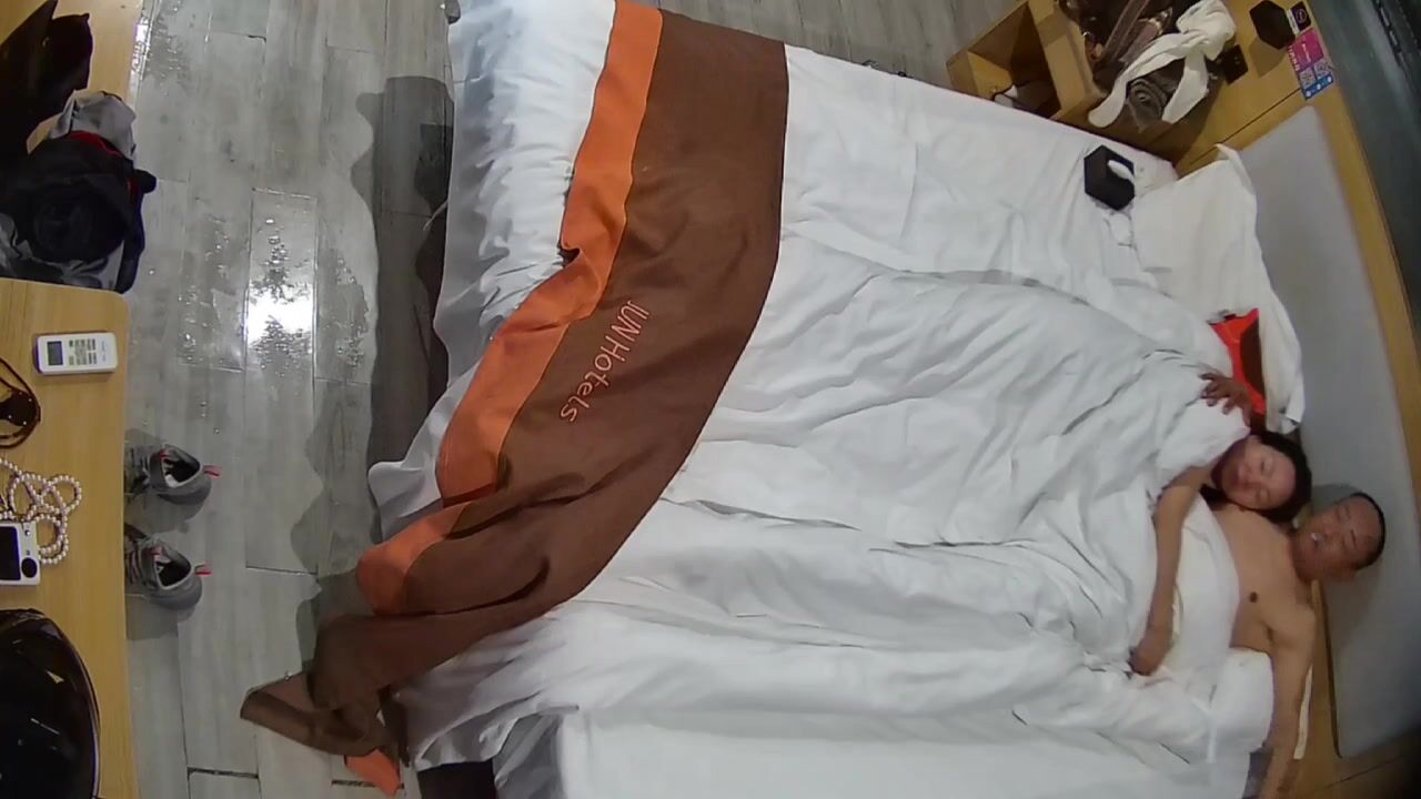 民宿酒店 11-23 中年夫妻都曾是社会人啊 纹身很明显 在被窝里含鸡巴 硬了就女上摇摆 最后内射了0