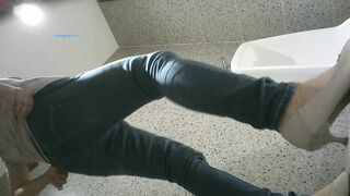 商业广场女卫固定机位真实偷拍超多美眉方便，拍到一对同性恋厕所里拥抱热吻