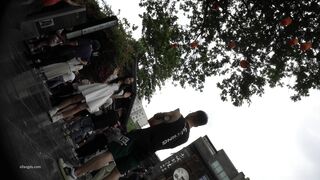 白裙美女逛街，条纹小N前面透明漏黑森林