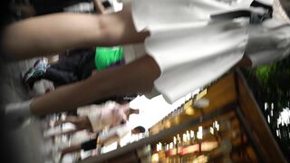 白裙美女逛街，条纹小N前面透明漏黑森林