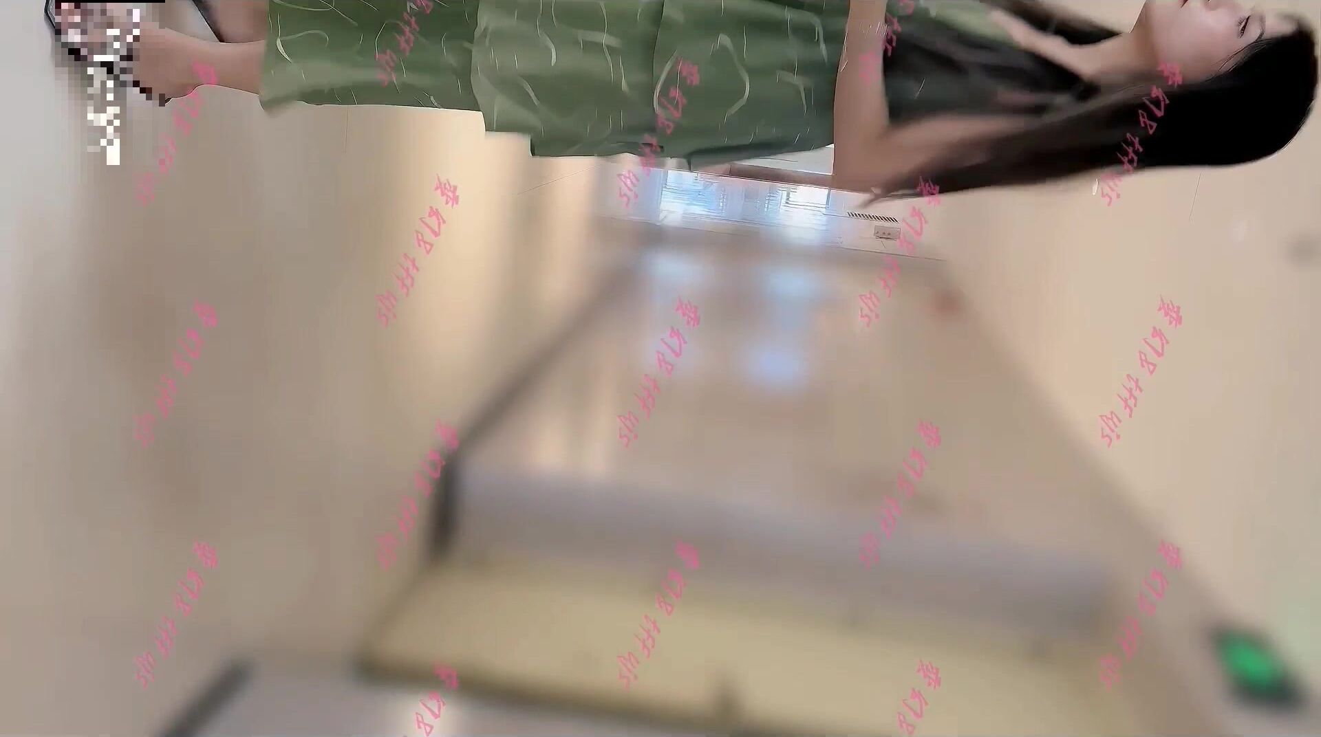 最新购买分享电报收费群精品厕拍 商场卫生间开闪光灯偷拍花店老板娘尿尿 附艺术照