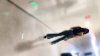 最新购买分享电报收费群精品厕拍 商圈女厕开闪光灯偷拍两个模特身材靓妹尿尿偷拍