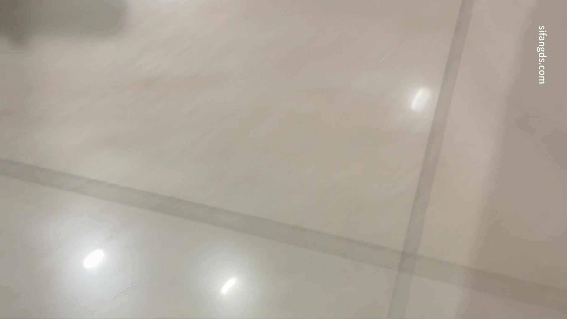 十二月最新流出 厕拍大神假装打电话闯拍吾悦广场女厕偷拍几个美女尿尿性感高跟辣妈阴唇有块白色分泌物