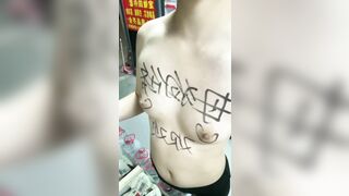 【户外露出】【欢欢huanhuanmug】小卖部拉开拉链露出雪白奶子，大尺度露出，户外全裸露10