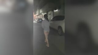 【户外露出】【欢欢huanhuanmug】小卖部拉开拉链露出雪白奶子，大尺度露出，户外全裸露11