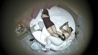 11-30流出酒店偷拍 乖乖女学生掏出书包内藏的情趣黑丝疯狂深蹲爱拍摄胖男完整版