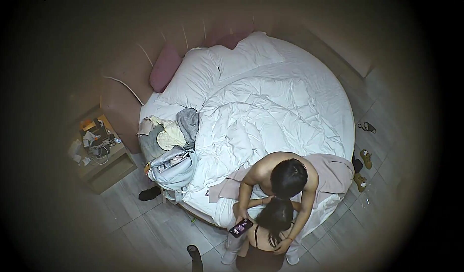 11-30流出酒店偷拍 乖乖女学生掏出书包内藏的情趣黑丝疯狂深蹲爱拍摄胖男完整版