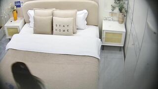 民宿酒店 12-6 激情男女进房就洗澡 洗完就开干 少妇胸型不错 先口交热身 一番盘肠之后 内射流一床