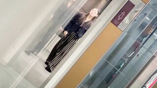 厕拍大神手持闯拍商场女厕 条纹长裤美女迎面走来果断尾随开闪光灯偷拍她尿尿逼里貌似有根线