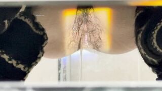 厕拍大神手持闯拍商场女厕 条纹长裤美女迎面走来果断尾随开闪光灯偷拍她尿尿逼里貌似有根线