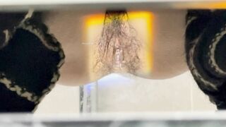 厕拍大神手持闯拍商场女厕 条纹长裤美女迎面走来果断尾随开闪光灯偷拍她尿尿逼里貌似有根线