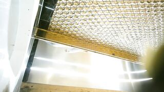 十二月新流出 夜总会女厕侧拍两个年轻小姐姐尿尿稀毛嫩逼