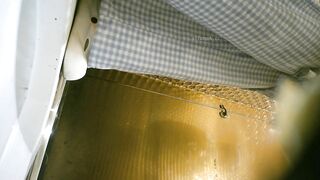 十二月新流出 夜总会女厕侧拍两个年轻小姐姐尿尿稀毛嫩逼