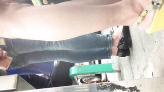 推荐 尾行抄底【抄底洋妞】路上多位靓女，阴户紧致，宝妈，不穿的骚话，逼毛好长的欲女，大长腿