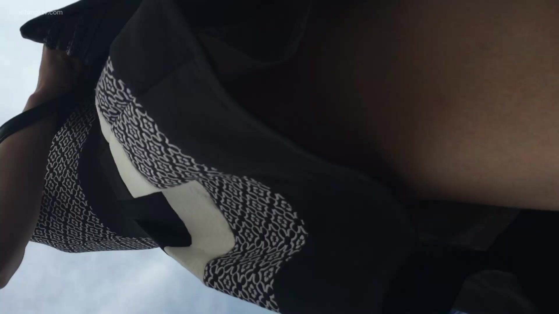 推荐 尾行抄底【抄底洋妞】路上多位靓女，阴户紧致，宝妈，不穿的骚话，逼毛好长的欲女，大长腿