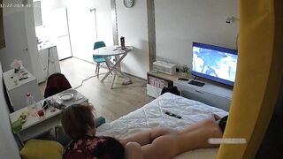 黄毛青年跟女友在公寓看动漫 无聊了就开始揉搓女友的屁股 慢慢手就往逼里插了 干柴勾动烈火 大战一触即发