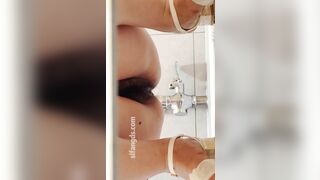 路边公厕全景偷拍几位美女 各种极品鲍鱼