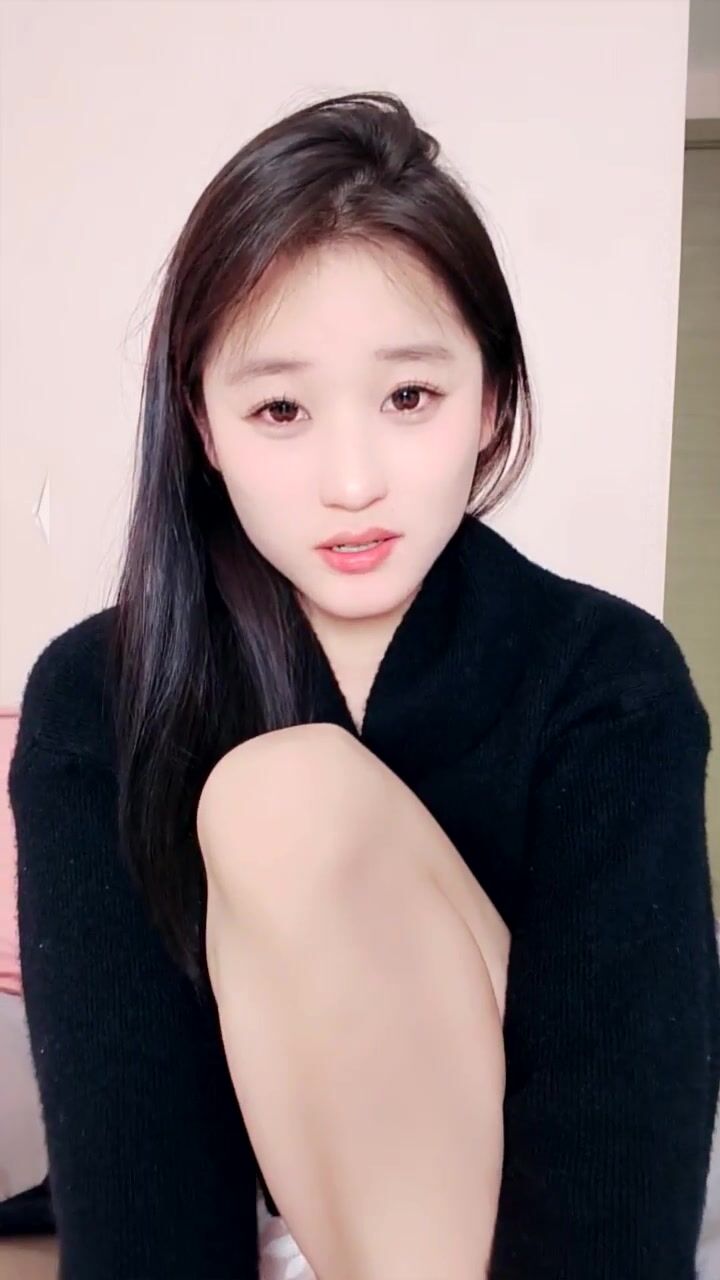 12月新品，清纯美乳甜妹【只只吖】下海福利，跳蛋抠逼自慰一字马相当迷人0