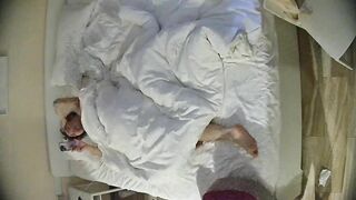 公寓酒店 12-15 少妇一边吃饭一边用脚摩挲男人鸡巴 饭没吃完就上了床 翘起的屁股 露出的阴毛 谁不硬1