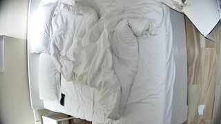 公寓酒店 12-15 少妇一边吃饭一边用脚摩挲男人鸡巴 饭没吃完就上了床 翘起的屁股 露出的阴毛 谁不硬1