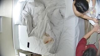 公寓酒店 12-15 少妇一边吃饭一边用脚摩挲男人鸡巴 饭没吃完就上了床 翘起的屁股 露出的阴毛 谁不硬1