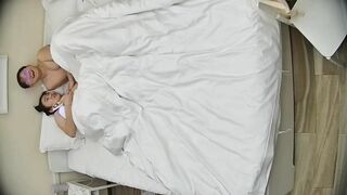 公寓酒店 12-15 少妇一边吃饭一边用脚摩挲男人鸡巴 饭没吃完就上了床 翘起的屁股 露出的阴毛 谁不硬2