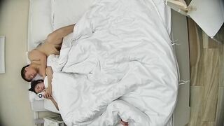 公寓酒店 12-15 少妇一边吃饭一边用脚摩挲男人鸡巴 饭没吃完就上了床 翘起的屁股 露出的阴毛 谁不硬2